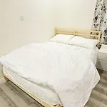 ستوديو أنيق ، مدخل جانبي 101B